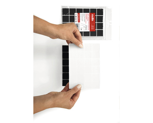 Persoon verwijdert beschermfolie van zelfklevende meubelglijders