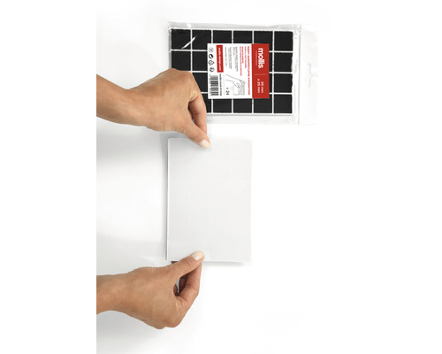 Zelfklevende meubelglijders in gebruik met beschermfolie en verpakking