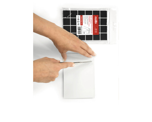 Scène met zelfklevende dempingsplaten die met een mes op maat worden gesneden.