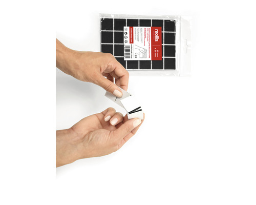 Vierkante, zelfklevende pads, 20 bij 20 millimeter, in een verpakking van 24 stuks. Iemand verwijdert de beschermfolie van een pad.