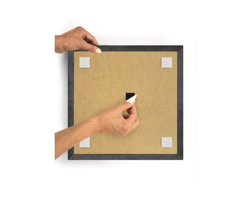 Achterkant van een fotolijst met aangebrachte plakstrips