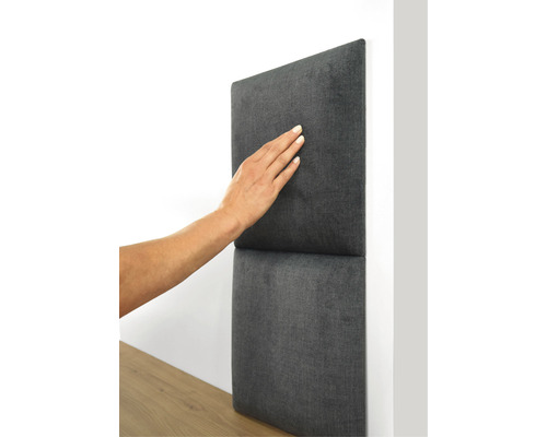 Akoestisch paneel voor wanddecoratie aangeraakt met hand