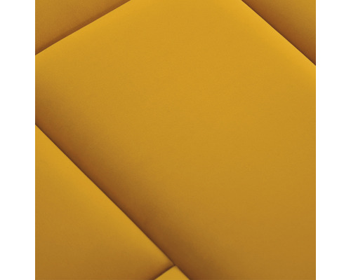 Gele, gestoffeerde wandpanelen met geometrisch patroon.