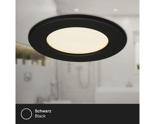 Zwarte plafondinbouwspot in de badkamer