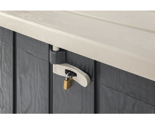 Detailopname van een tuinkist met hangslot om de veiligheidsfunctie te illustreren