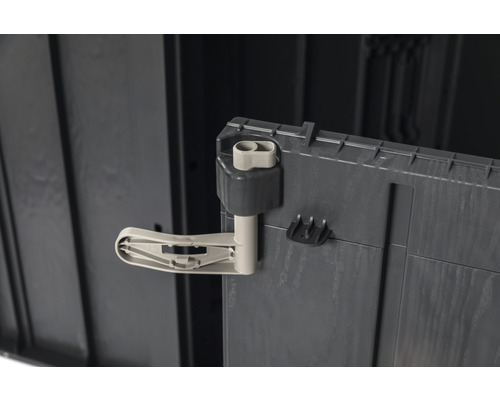 Detail van een kunststof tuinkist met sluiting