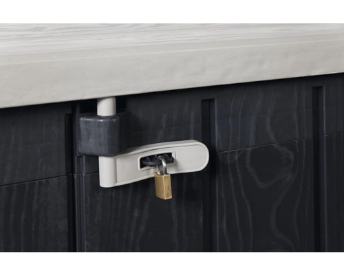 Detailopname van een tuinkist met hangslot