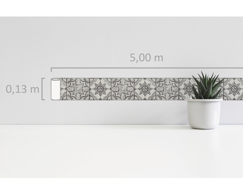 Decoratiefolie met tegelmotief en afmetingen 5,00 meter lengte en 0,13 meter breedte.