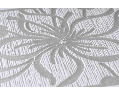 Detailopname van een behang met een bloemmotief en reliëfachtige textuur