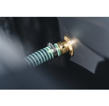 Detailopname van een slangaansluiting met slangklem en slang