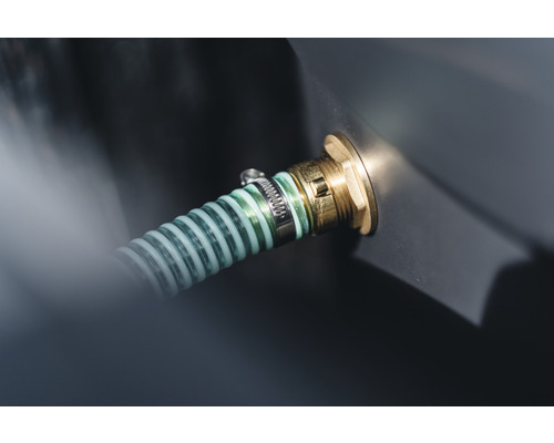 Detailopname van een slangaansluiting met slangklem en slang