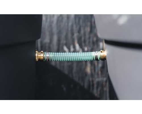 Verbindingsslang tussen twee containers met slangklemmen