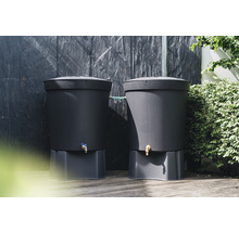 Twee kunststof regentonnen in de tuin.