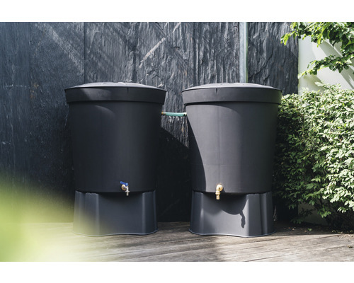 Twee kunststof regentonnen in de tuin.