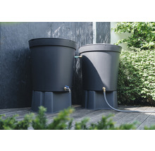 Twee kunststof regentonnen in de tuin voor regenwateropvang
