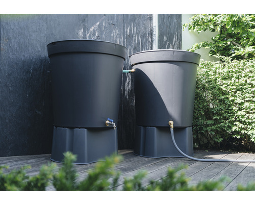 Twee kunststof regentonnen in de tuin voor regenwateropvang