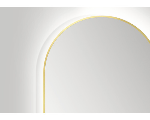 Uitsnede van een spiegel met een goudkleurig frame