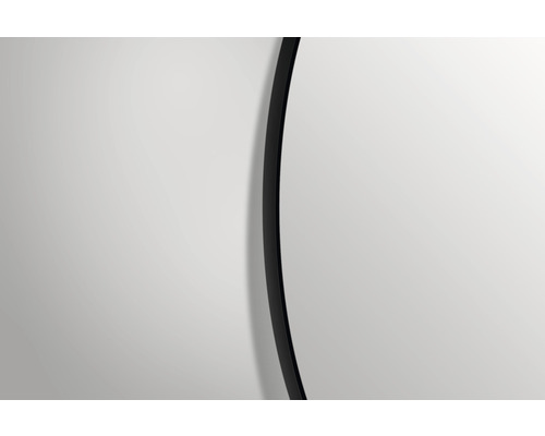 Detailopname van een ronde spiegel met smalle rand