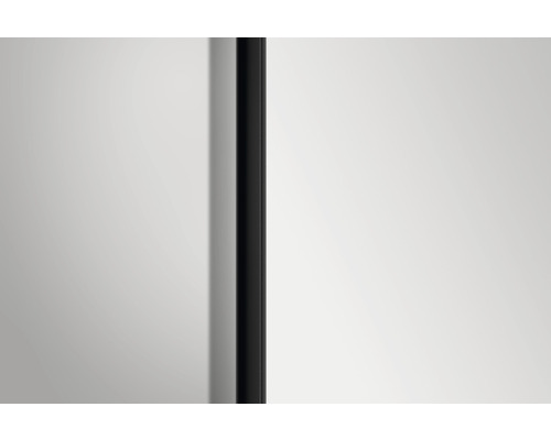 Detailopname van een spiegelkast met een donker frame