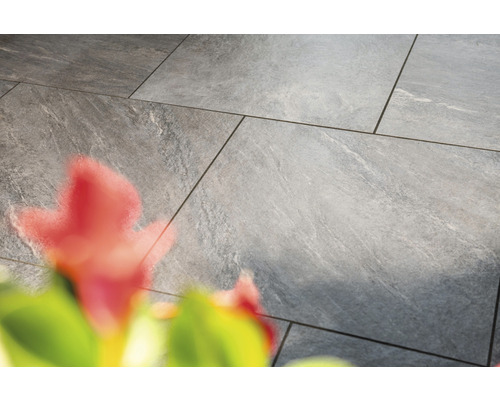 Gegoten grijze keramische terrastegels
