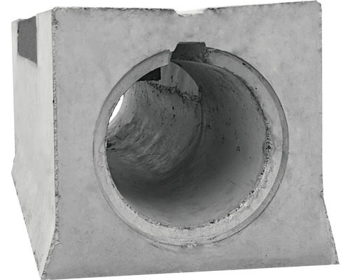 Betonnen schacht met buisdoorvoer