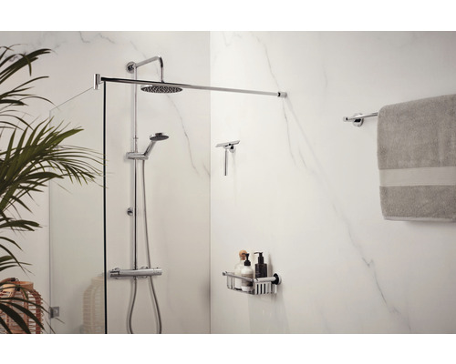 Badkamer met douche, glazen douchewand, handdoek en badkameraccessoires