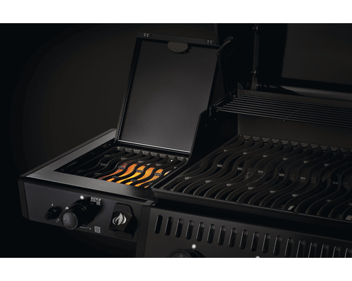 Barbecue met open deksel en Sizzle Zone