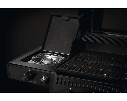 Detailopname van een zwarte gasbarbecue met zijbrander en grillroosters.