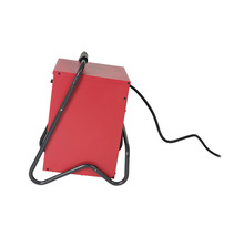 Rood verwarmingstoestel met zwarte kabel en frame