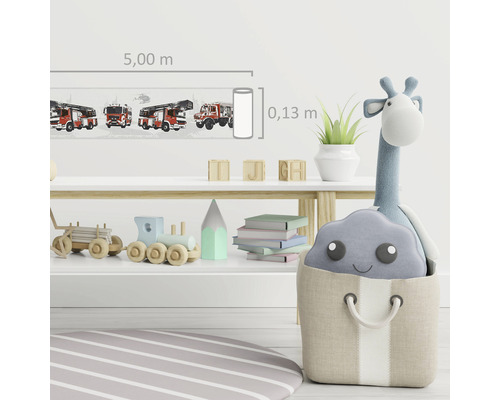 Kinderkamer met rand met brandweermotieven, lengte circa 5 meter en hoogte circa 0,13 meter.