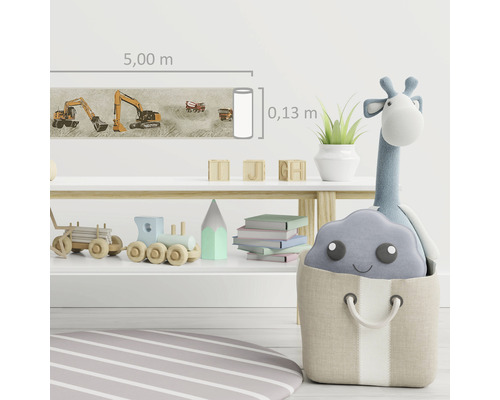 Kinderkamer met rand met bouwplaatsmotieven, plank met speelgoed en pluchen giraf