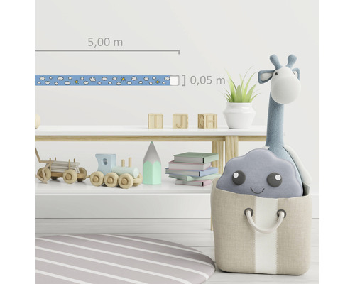 Kinderkamerdecoratie met rand, speelgoed en vloerkleed