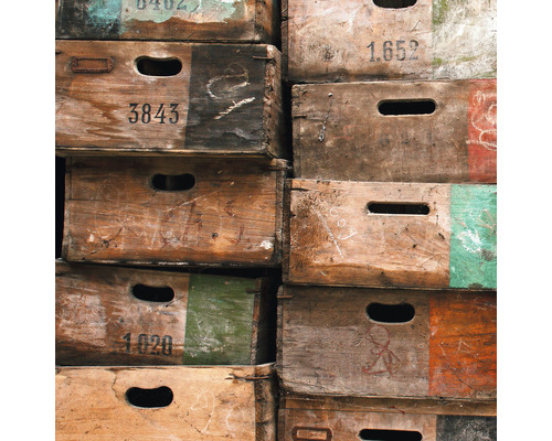 Stapel oude houten kisten met handgrepen en gedrukte nummers