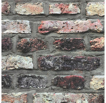 Close-up van een behang met baksteenmotief en grijze voegen