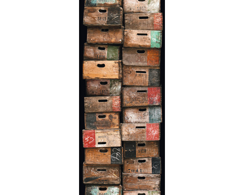 Stapel oude houten kisten met markeringen en handvatten