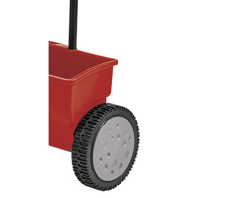 Detailweergave van een strooiwagen met rode bak en zwarte handgreep