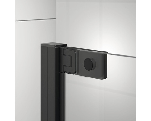 Detail van een douchecabine met zwart frame en glazen element