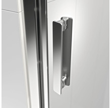 Detail van een metalen douchecabinedeurklink