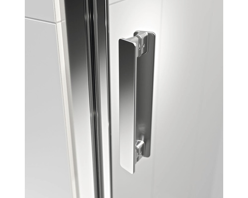 Detailopname van een metalen douchecabinedeurklink