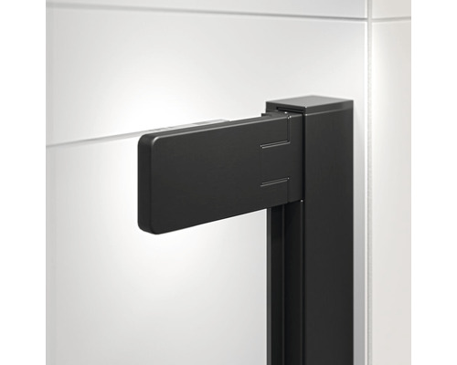 Gedetailleerde opname van een zwart douchecabinebeslag