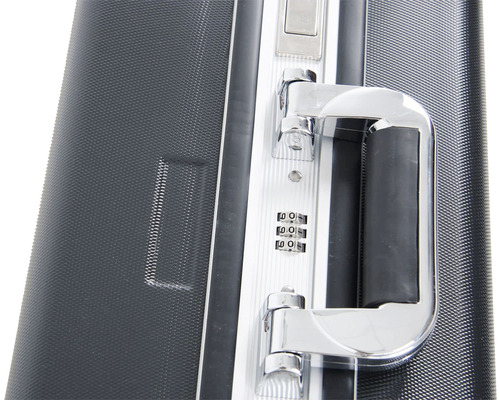 Detailopname van een zwarte aktetas met cijferslot en handvat