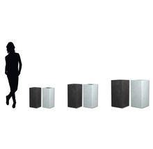 Drie formaten vierkante plantenbaksets in zwart en wit met persoon ter oriëntatie van de grootte.