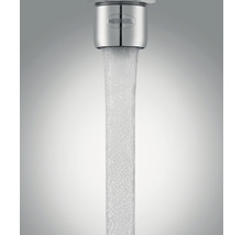 Neoperl logo op kraan met stromend water