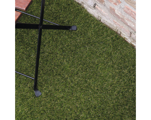 Kunstgras naast een muur met tafelpoten