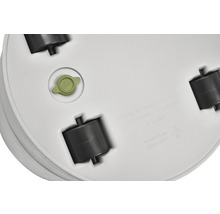Onderkant van een bloempot met wielen en waterafvoerplug