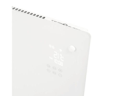 Detail van een witte radiator met digitale display en bedieningselementen