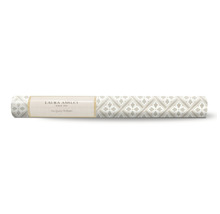 Een rol Laura Ashley-behang met een geometrisch patroon.