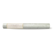 Een rol Laura Ashley vliesbehang met een bloemmotief
