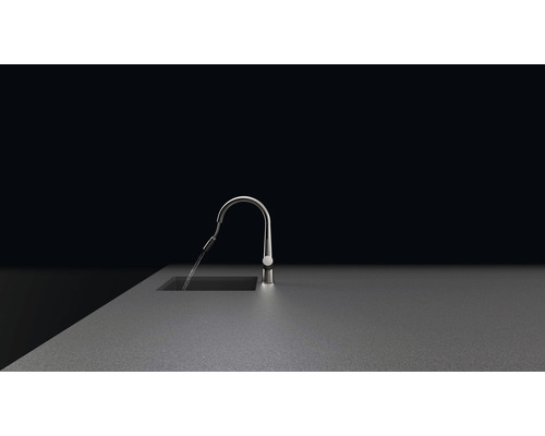 Kraan op werkblad met stromend water