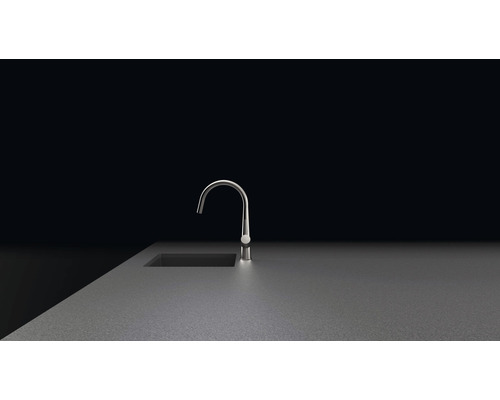 Keukenkraan op een aanrecht met gootsteen